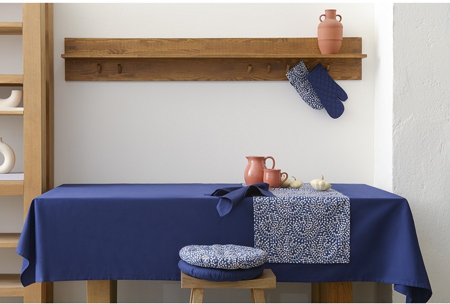 Дорожка на стол темно-синего цвета с принтом Спелая Смородина из коллекции scandinavian touch, 45х150 см